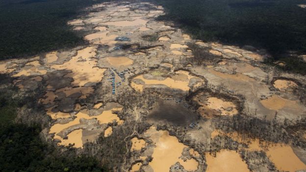 Vastas extensiones de la selva amazónica convertidas en terreno tóxico a consecuencia de la minería ilegal. Imagen tomada de BBC.