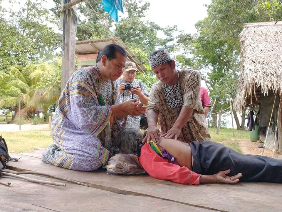 Integrantes del Comando Matico atendiendo a miembros de la Comunidad Nativa de Santa Teresita de Cashibocha. Foto: Comando Matico