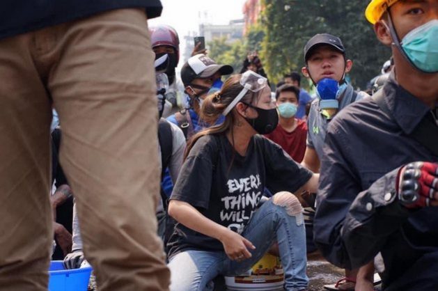 Redes sociales se han inundado con fotografías de la joven birmana Kyel Sin, quien portaba una camiseta con la inscripción "todo irá bien" en la manifestación contra el golpe de estado en Myanmar en la que resultó abatida por un disparo en la cabeza. La ONU pide cese de la represión. Foto: Twitter
