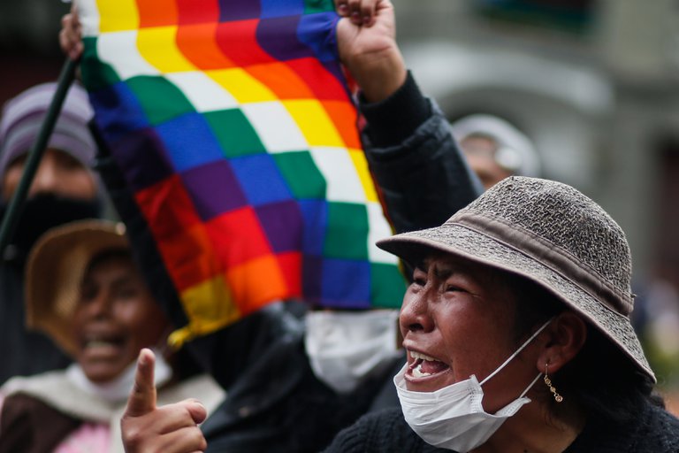 Foto: Una seguidora de Morales con una bandera whipala durante las manifestaciones en Bolivia / Gaston Brito - DPA