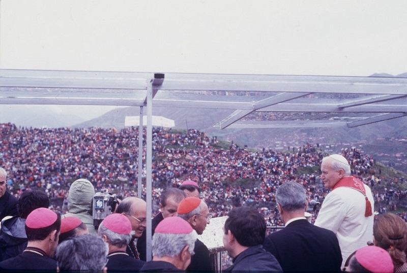 Papa Juan Pablo II fue recibido por miles en diversas partes del país. (Foto: Archivo Histórico El Comercio)