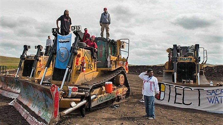 Los miembros de la tribu Standing Rock se apostaron para frenar el avance de las excavadoras. Fuente: Regeneración