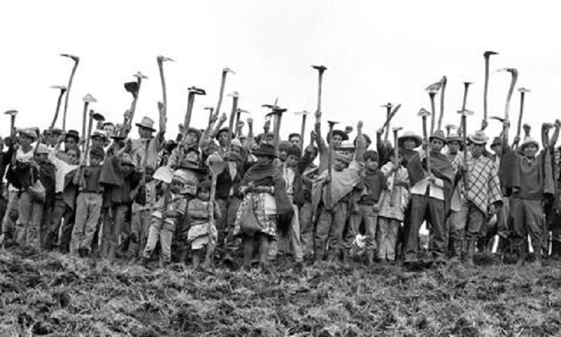 Recuperación indígena de tierras. Hacienda Cobaló, Cauca 1974. Foto Jorge Silva