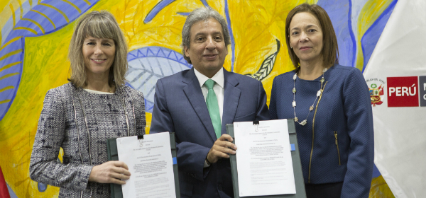 Firma del Acuerdo por parte del Ministro del Ambiente, Manuel Pulgar-Vidal; la Embajadora del Reino de Noruega, Hege Araldsen; y la Representante Residente del PNUD en el Perú, María del Carmen Sacasa. Foto: Minam