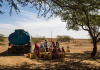 Mujeres se abastecen de agua desde un camión en la zona de Saint Louis, Senegal, castigada por la sequía como otras regiones de África. Esos países reciben financiamiento de naciones desarrolladas para mitigación del cambio climático, pero deben devolverlo de un modo que les deja sin recursos para mejorar su acción climática. Foto: Vincent Tremeau/BM
