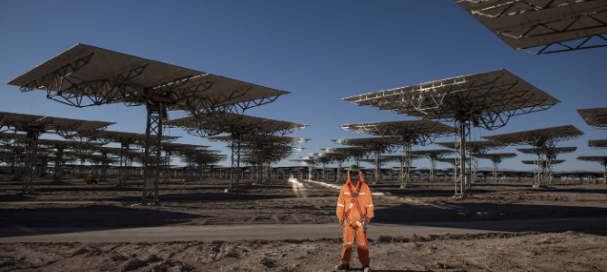 Trabajador en frente a los helióstatos, espejos utilizados para concentrar la energía solar, en la central solar de Cerro Dominador, Desierto de Atacama, Chile (Imagen: Tamara Merino / Fondo Monetario Internacional, CC BY-NC-ND)