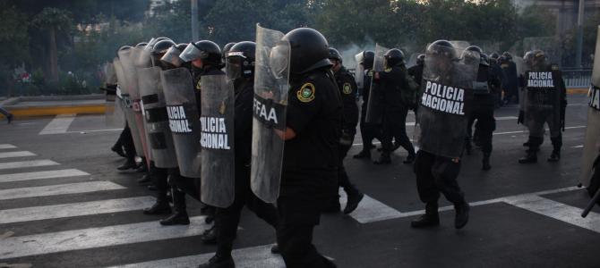Policía conteniendo una de las manifestaciones en Lima, en enero de 2023. Foto: Servindi