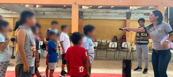 La Policía se reunió con los niños y personal policial de la Divincri Piura. Foto: difusión